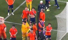 九游娱乐官网-足球比赛中球员表现抢眼，精彩连连