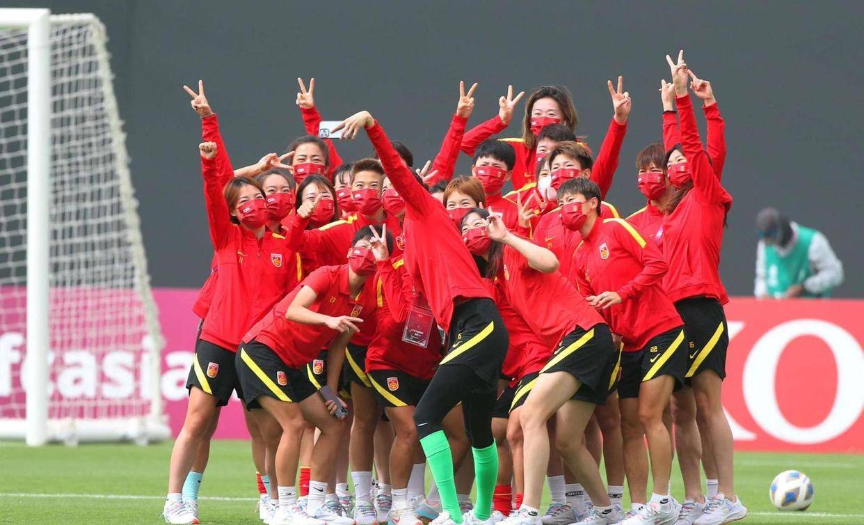 包含中国女足夺冠喜获世界瞩目球迷狂欢庆祝胜利的词条