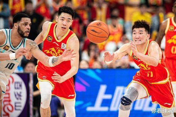 青岛男篮后卫表现抢眼，带领球队取胜